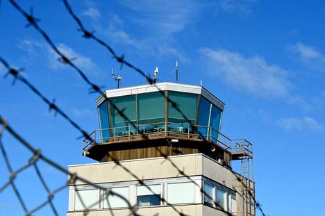 Hallitus esittää kotimaan lennoille veroalennusta. Lennonjohtotorni Porin lentokentällä kuvattiin vuonna 2015.