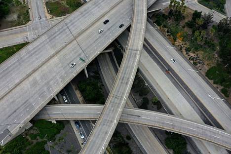 Infrastruktuuripaketin suurin, noin 93 miljardin euron arvoinen, panostus kohdistuu teihin ja siltoihin. Kuvassa moottoritien risteys Pasadenassa, Kaliforniassa huhtikuussa 2020.