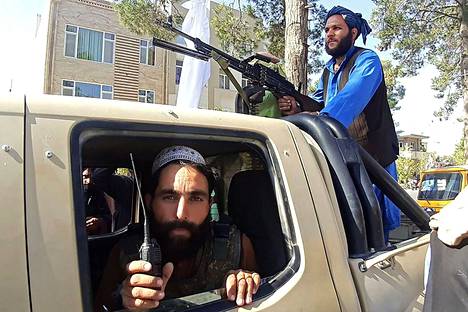 Talebanin taistelijat kuvattiin Heratissa, Afganistanin kolmanneksi suurimmassa kaupungissa, valtauksen jälkeen.