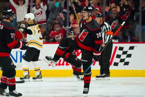 Carolina Hurricanesin suomalaissentteri Sebastian Aho juhli kahta maalia Boston Bruinsin verkkoon.
