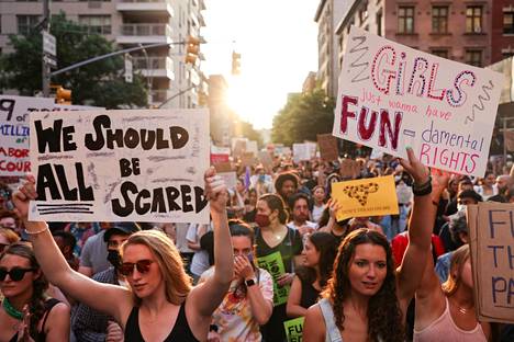 Mielenosoittajat pitelivät kylttejä ”Meidän kaikkien pitäisi pelätä” ja ”Tytöt haluavat vain pitää perustavanlaatuiset ihmisoikeutensa” New Yorkissa  24. kesäkuuta.