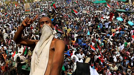 Kansa pettyi Sudanin vallanvaihtoon, ja kansanmurhasta epäilty presidentti välttää edelleen tuomioistuimen