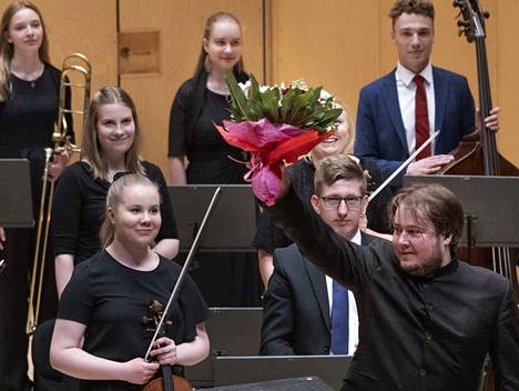 Taiteellinen johtaja Erkki Lasonpalo kiittää yleisöä. Jos muutosta ei tapahdu, Sinfoniaorkesteri Vivon rahoitus riittää enää yhteen konserttiin Lappeenrannassa kertaluonteisen avustuksen ja Lappeenrannan orkesterin yhteistyön turvin.