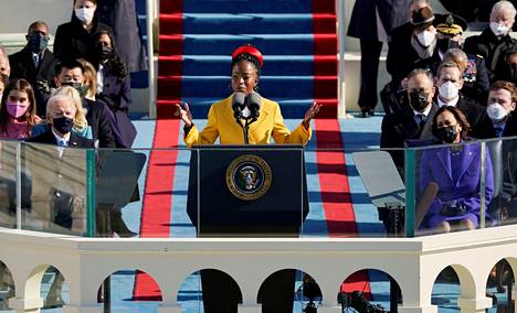 Runoilija Amanda Gorman lausui runoaan Yhdysvaltain presidentin virkaanastujaisissa Capitolilla keskiviikkona 20. tammikuuta.