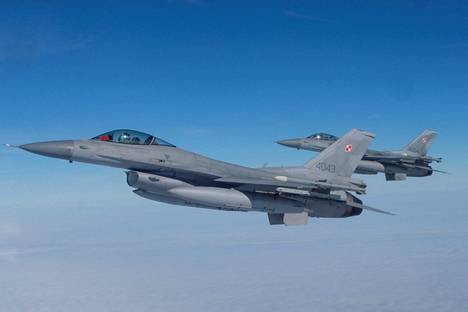 F-16-hävittäjä lensi maaliskuussa Naton mediatapahtumassa Malborkin lentotukikohdassa Puolassa.