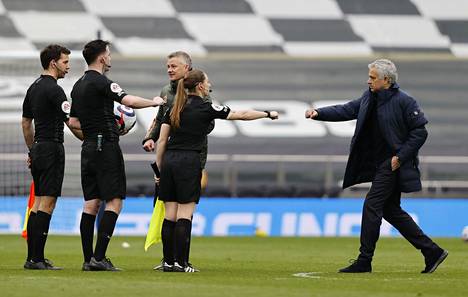Avustava tuomari Sian Massey-Ellis ja Tottenhamin manageri Jose Mourinho tekivät nyrkkitervehdyksen ottelun jälkeen.