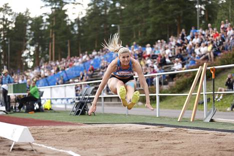 Loistokuntoinen Kristiina Mäkelä loikki ennätyksensä tuntumaan  Orimattilassa: ”Kesän tavoitteena on Suomen ennätys ja 14,50 metrin hyppy”  - Urheilu 