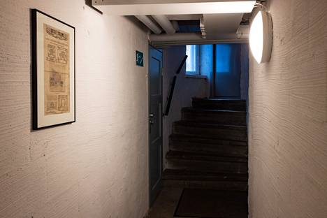 Sokkeloisella käytävällä on kehystettynä vanha lehtiartikkeli, joka kertoi tulevasta Eduskuntatalosta. Lehti löytyi kosteuskorjauksen yhteydessä lattian alta.