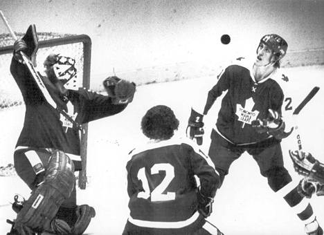 Toronto Maple Leafsin Börje Salming (oik.) seurasi katseella maalivahti Wayne Thomas torjumaa kiekkoa NHL:n pudotuspeleissä Philadelphia Flyersia vastaan 1970-luvun lopulla.