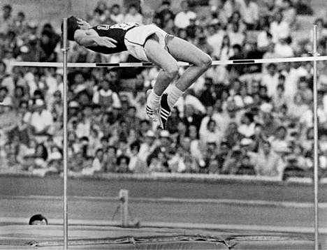 USA:n Dick Fosbury voitti olympiakultaa Mexicossa vuonna 1968.