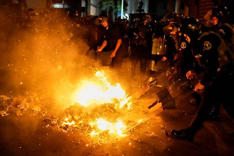 Mielenosoittajat ovat sytyttäneet tulipaloja Liman kaduilla.