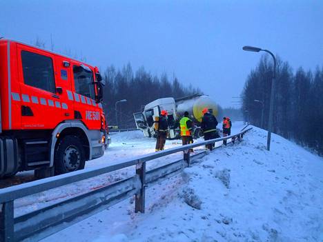 Pelastuslaitoksen palomiehiä selvittämässä säiliöautoturmaa Porvoontiellä.