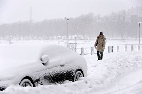 Perjantaille on ennustettu runsaasti lunta ja huonoa tai erittäin huonoa ajokeliä monin paikoin. Kuvassa Valtteri-myrskyn jälkiä Helsingissä tammikuussa.