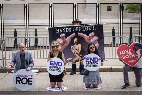 Aborttioikeuden kannattaja (takana) ja vastustajat osoittivat mieltään Yhdysvaltain korkeimman oikeuden edessä Washingtonissa keskiviikkona.