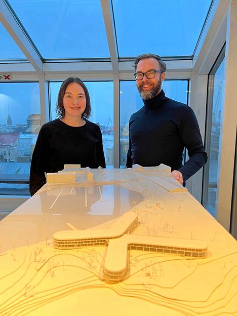 Arkkitehdit Anu Puustinen ja Ville Hara Avanto-Arkkitehdeista esittelivät viime vuoden lopulla Taivallahteen suunnitellun kylpylähotellin pienoismallia.