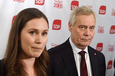 Sdp:n pääministeriehdokkaaksi valittu Sanna Marin ja pääministerin tehtävän jättänyt puolueen puheenjohtaja Antti Rinne puhuivat tiedotusvälineille viime joulukuussa.