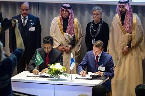 Saudi-Arabian kauppavaltuuskunta allekirjoitti yhteistyöasiakirjoja Business Finlandin tiloissa Ruoholahdessa torstaina. Oikealla ohjelmisto- ja e-business-etujärjestön toimitusjohtaja Rasmus Roiha.