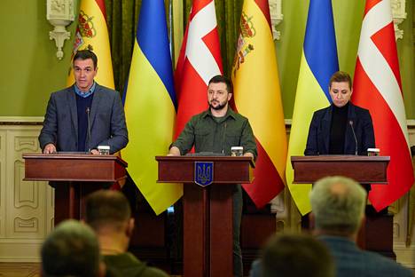 Espanjan pääministeri Pedro Sanchez, Ukrainan presidentti Volodymyr Zelenskyi ja Tanskan pääministeri Mette Frederiksen pitivät torstaina yhteisen tiedotustilaisuuden Kiovassa.