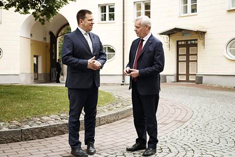 Pääministeri Antti Rinne (oik.) ja Viron pääministeri Juri Ratas keskustelevat tapaamisessa muun muassa maiden kahdenvälisistä suhteista, Itämeren suojelusta ja alueellisen yhteistyön syventämisestä.