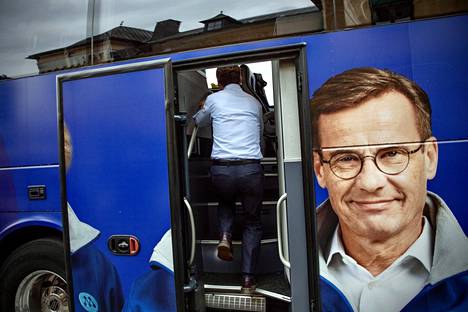 Ulf Kristersson astuu maltillisen kokoomuksen vaalibussiin.