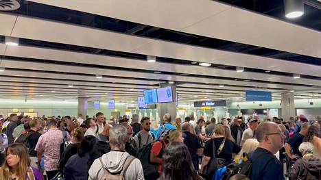 Lontoon Heathrow’n lentokenttä ruuhkautui pahasti, kun passintarkastusautomaatit eivät toimineet. Maanlaajuinen vika aiheutti ruuhkia myös muilla brittikentillä. 