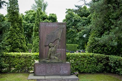 Veikko Pöysti on haudattu Malmin hautausmaalle yhdessä 15 jatkosodan aikana teloitetun kommunistin ja desantin kanssa. Haudalle pystytettiin muistomerkki vuonna 1963.