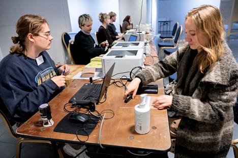 Meeri Smolander (oik.) kävi äänestämässä ennakkoon Helsingin Citycenterissä 23. maaliskuuta. Vaalivirkailija Ilmari Pylvänäinen auttoi prosessissa.