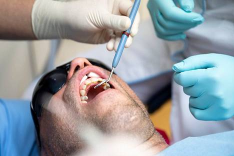 Parlamentaarinen työryhmä ei esitä muutoksia Kela-korvauksiin, joita maksetaan muun muassa yksityisestä hammashoidosta.