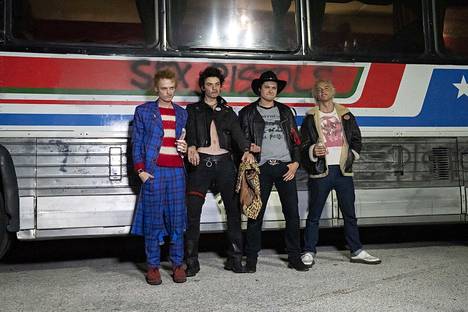 Kuusiosainen sarja rajoittuu Sex Pistolsin uraan, joka kesti vuodet 1975–1978. Kuvassa Johnny Rotten (Anson Boon, vas.), Sid Vicious (Louis Partridge), Steve Jones (Toby Wallace) ja Paul Cook (Jacob Slater). 