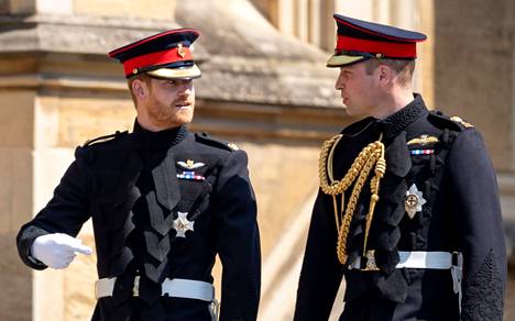 ”The heir and the spare” eli kruununperillinen prinssi William (oik.) ja hänen varamiehensä eli pikkuveli prinssi Harry. Kuva on Harryn ja Meghanin häistä toukokuulta 2018.