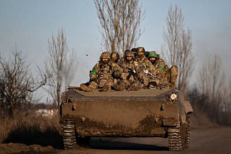 Ukrainalaissotilaita matkalla kohti Bahmutia maanantaina.
