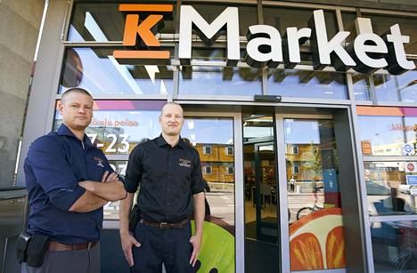 Kauppias Hannu Lehtinen (vas.) ja myymäläpäällikkö Mikko Hekkala ovat päättäneet tehdä varastamisesta mahdollisen hankalaa Kivistön K-marketissa.