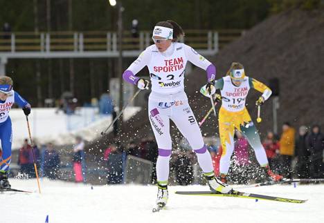 Katri Lylynperä ankkuroi Vuokatti Ski Team Kainuun voittoon Suomen cupin viestissä sunnuntaina. Kuva lauantain sprinttikisasta.