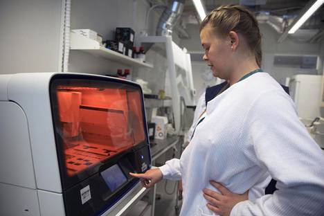 Neea Liljestrand käyttää Huslab-laboratoriossa geenimonistuskonetta.