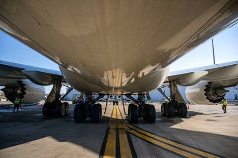Boeing 747 -lentokone moottorien tarkastuksessa. Kuvan koneyksilö on eri kuin jutussa mainittu.