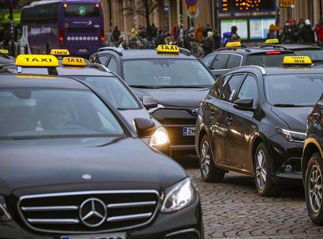 Taksilupien määrä on jopa kaksinkertaistunut isoissa kaupungeissa –  kiistelty lakiuudistus on samanaikaisesti nostanut kyytien hintoja -  Kotimaa 