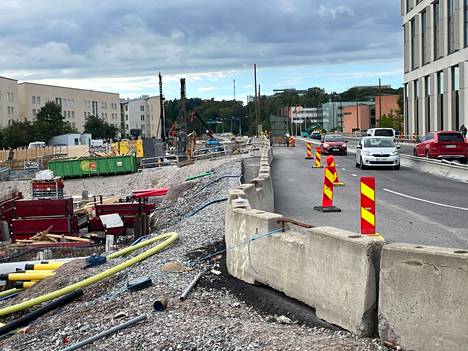 Raitiotien rakennustyöt ovat haukanneet lähes kokonaan vanhan tiereitin Kyläsaaren ja Hermannin välissä. Autot pujottelevat nyt korvaavalla reitillä.