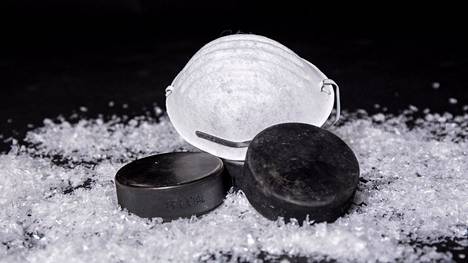 Jääkiekko | Maalituuletus päättyi nolosti jääkiekko-ottelussa: pelaaja lensi päätypleksin läpi kaukalon ulkopuolelle