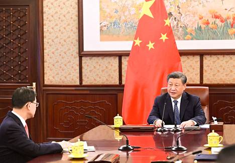 Xi Jinping (oik.) isännöi Hongkongin hallintojohtajan John Leen Pekingin-vierailua 23. joulukuuta. Tavallisesti Xi on istunut lohikäärmein koristellussa tuolissa, mutta tällä kertaa hän ei tehnyt niin.