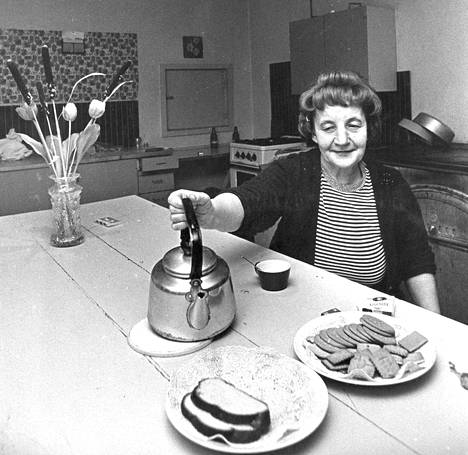 Of course, the working environment of the current forest site hostess is better than Savottakämpa, even if there are shortcomings.  Sylvi Leinonen's coffee pot is warm even late at night;  that's why rare guests are at the salon.
