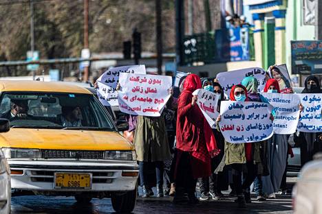 Raportissa kuullaan myös naisia, jotka osoittavat kaduilla mieltään Talebania uhmaten. Kuvan naiset osoittivat mieltään oikeuksiensa puolesta Kabulissa marraskuun loppupuolella.