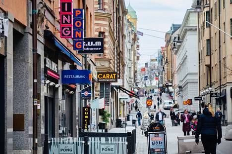 Ruotissa höllennetään koronarajoituksia keskiviikosta alkaen. Kuvassa ihmiset kävelevät Tukholmassa vuoden 2020 maaliskuussa.