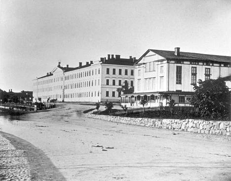 Nykyisen Lasipalatsin paikalla oli aiemmin Turun kasarmi. Se tuhoutui Suomen sisällissodan aikana vuonna 1918. Kulttuurikasarmi oli alkujaan Turun kasarmin talousrakennus.