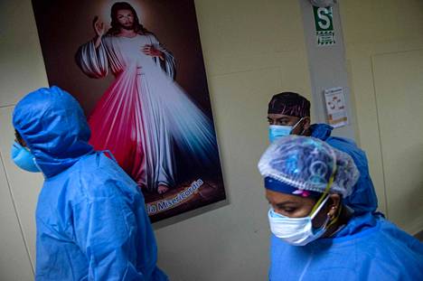 Terveydenhuollon työntekijöitä piuralaisessa sairaalassa Perussa lokakuussa 2021.