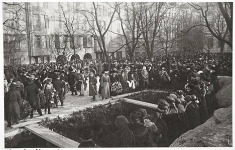 Viron vapaussodassa kaatuneiden suomalaisten hautajaiset pidettiin Vanhankirkon puistossa 16. helmikuuta 1919.