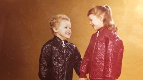 Kurt Blomqvistin lapset poseeraavat Tikkurila oy:n tekemissä toppa-asuissa 1970-luvun puolivälissä. Laskuvarjokankaasta tehdyistä puvuista tuli nopeasti hyvin suosittuja.