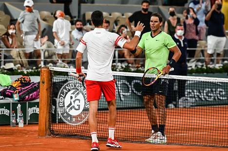 Novak Đoković (vas.) kukisti Rafael Nadalin Ranskan avointen välierässä.