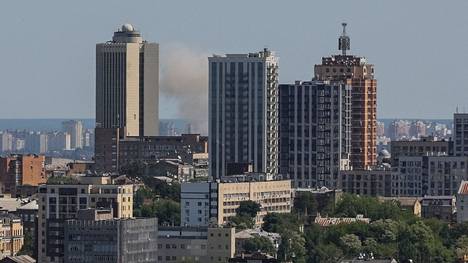Kiovassa nähtiin maanantaina savua Venäjän ohjusiskun jälkeen. 