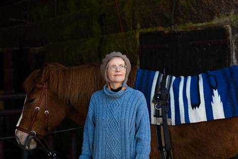 ”Eläimet viestivät meille todella paljon. Kyse on siitä, miten paljon kuuntelemme”, sanoo Pauline von Bonsdorff, joka kuvattiin hevosensa Esterin kanssa.