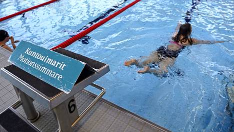 Helsingin kaupunki avasi viikko sitten uimahalleja rajoitetusti vuonna 1955 syntyneille ja sitä vanhemmille.